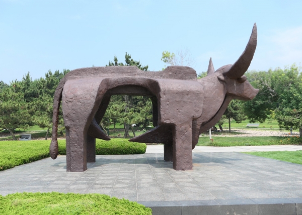 《大地蒼?！防钣焉?、鑄鐵、青島